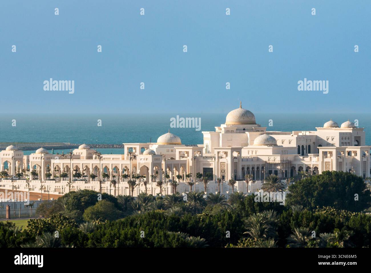 Vereinigte Arabische Emirate - Abu Dhabi - Qasr Al Watan - Küstenhöhe des Präsidentenpalastes, weiße Kuppeln und Palmen entlang des Arabischen Golfs Stockfoto