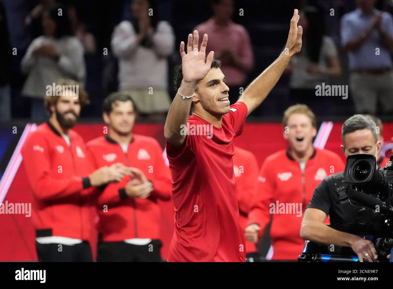 Team World's Francisco Cerundolo, of Argentina, celebrates after defeating Team Europe's Holger Rune, of Denmark, during their match on the second day of the Laver Cup tennis tournament in San Francisco, Saturday, Sept. 20, 2025. (AP Photo/Jeff Chiu) Stockfoto