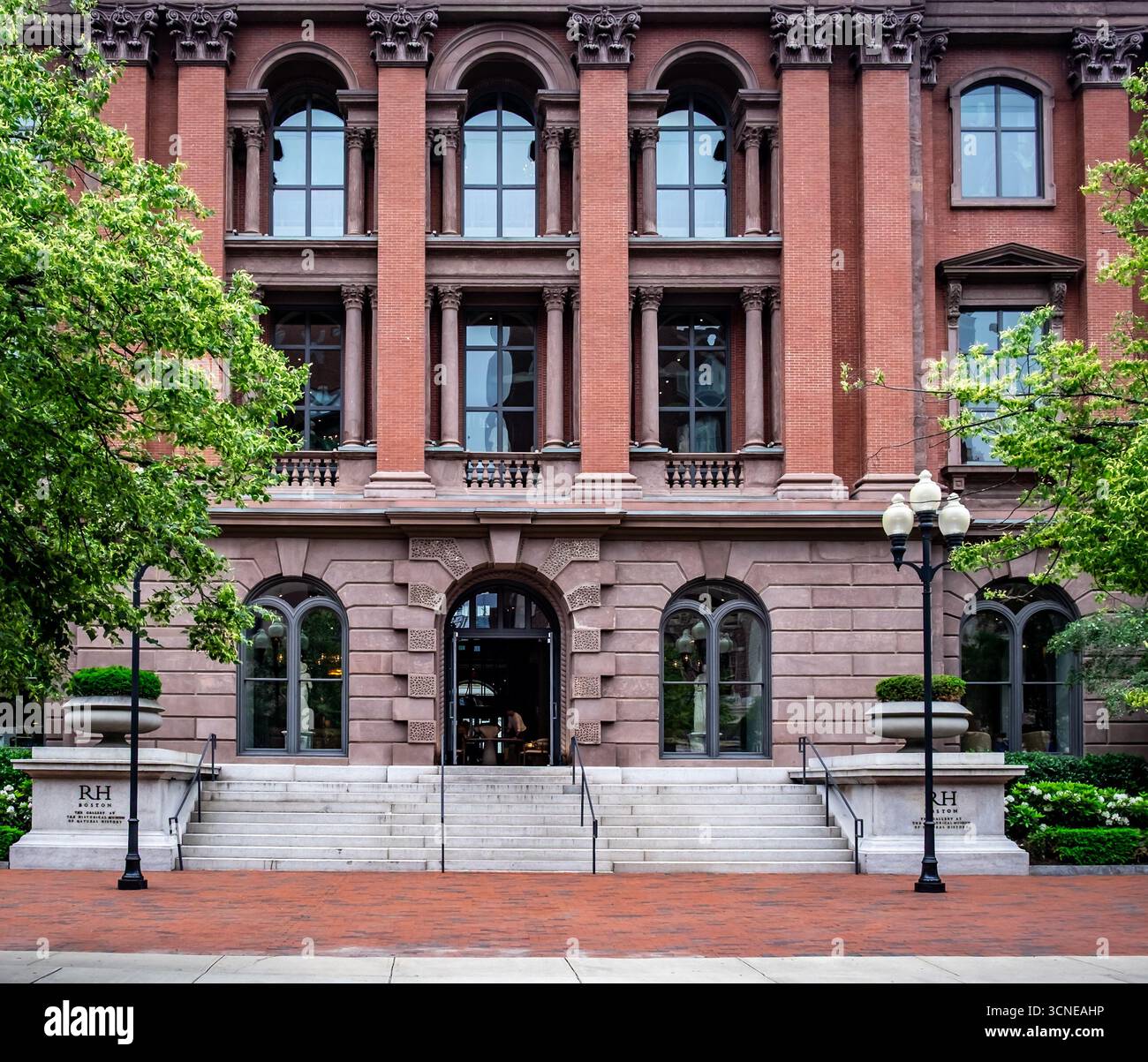 Massachusetts, USA, 9. Juni 2025, Blick auf die RHS Design Gallery im renovierten New England Museum of Natural History in Bostons Back Ba Stockfoto