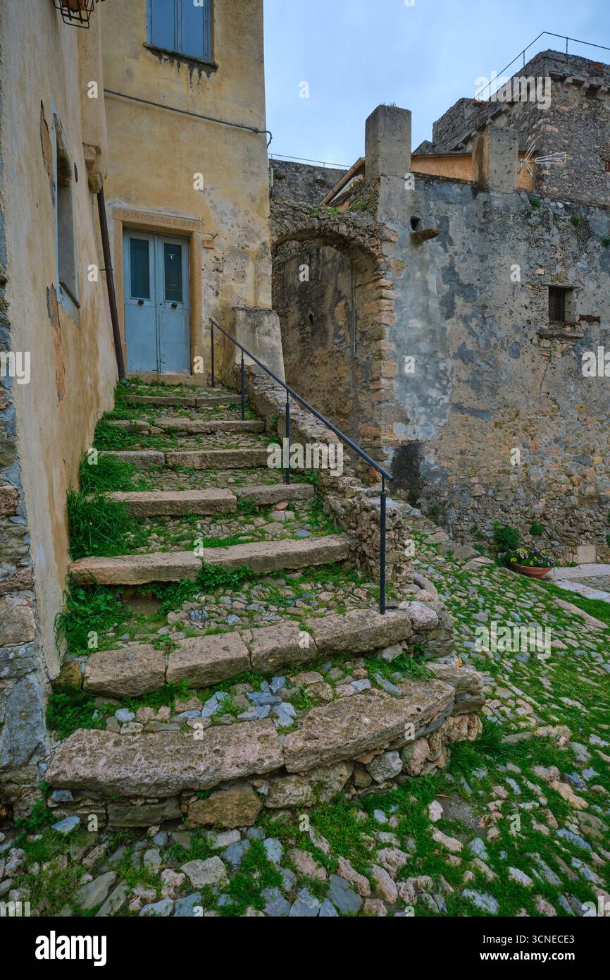 Alte, abgenutzte, moosbedeckte Außensteine, Steintreppen, Stufen. Satte Patina. Im ländlichen Dorf Borgio Verezzi. In Ligurien, Italien. Stockfoto