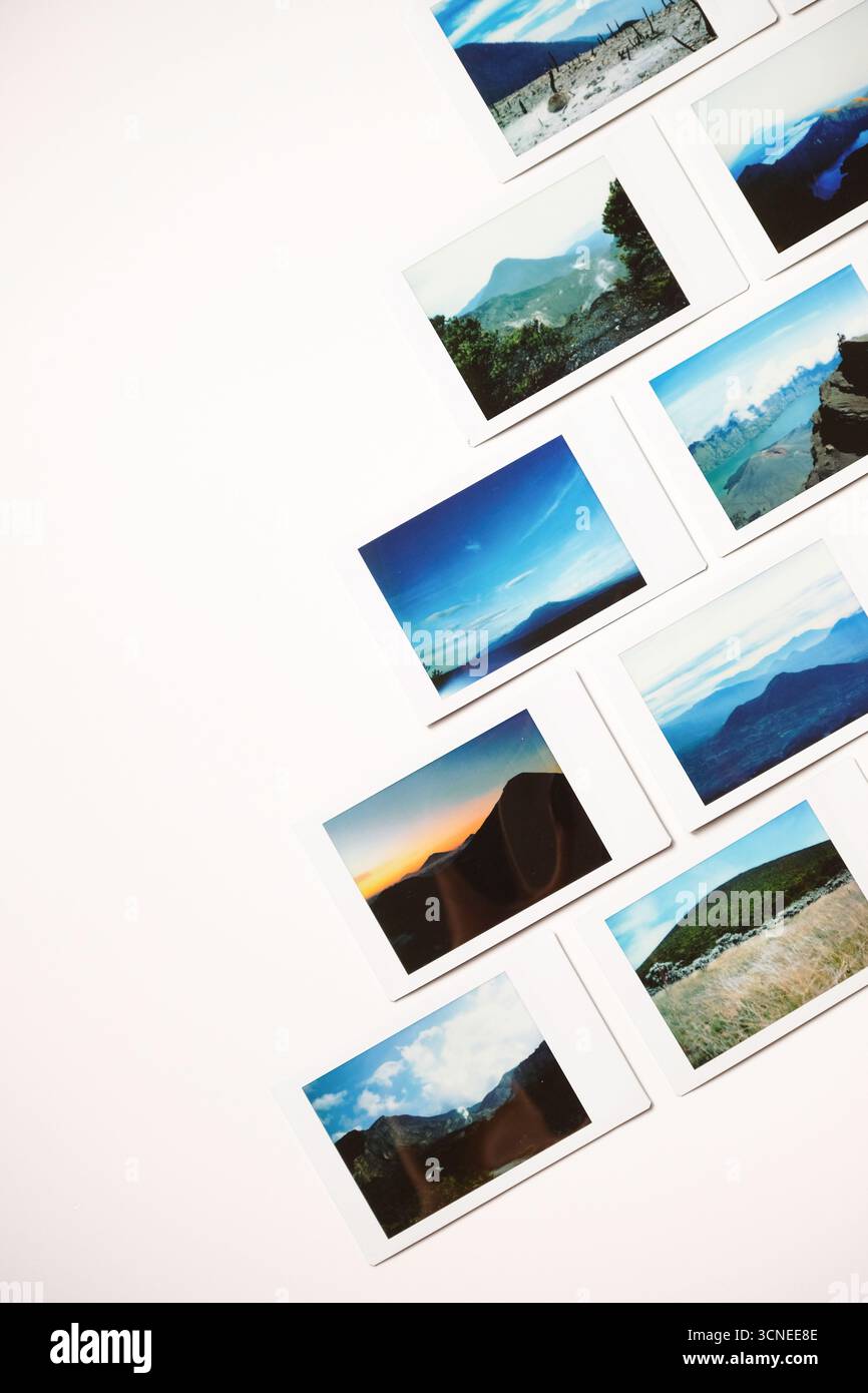 Landschaftlich reizvolles Polaroid-Foto isoliert auf weißem Hintergrund Stockfoto