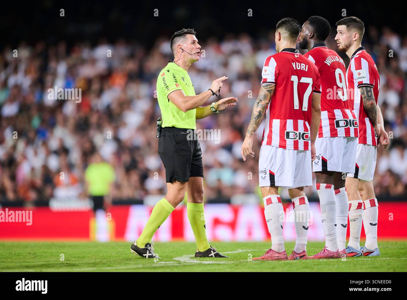 Valencia, Spanien. September 2025. VALENCIA, SPANIEN - 20. SEPTEMBER: Schiedsrichter Ortiz Arias beim LaLiga EA Sports Spiel zwischen Valencia CF und Athletic Club Bilbao am 20. September 2025 im Mestalla Stadium in Valencia, Spanien. (Foto von Francisco Macia/Photo Players Images/Magara Press) Credit: Magara Press SL/Alamy Live News Stockfoto