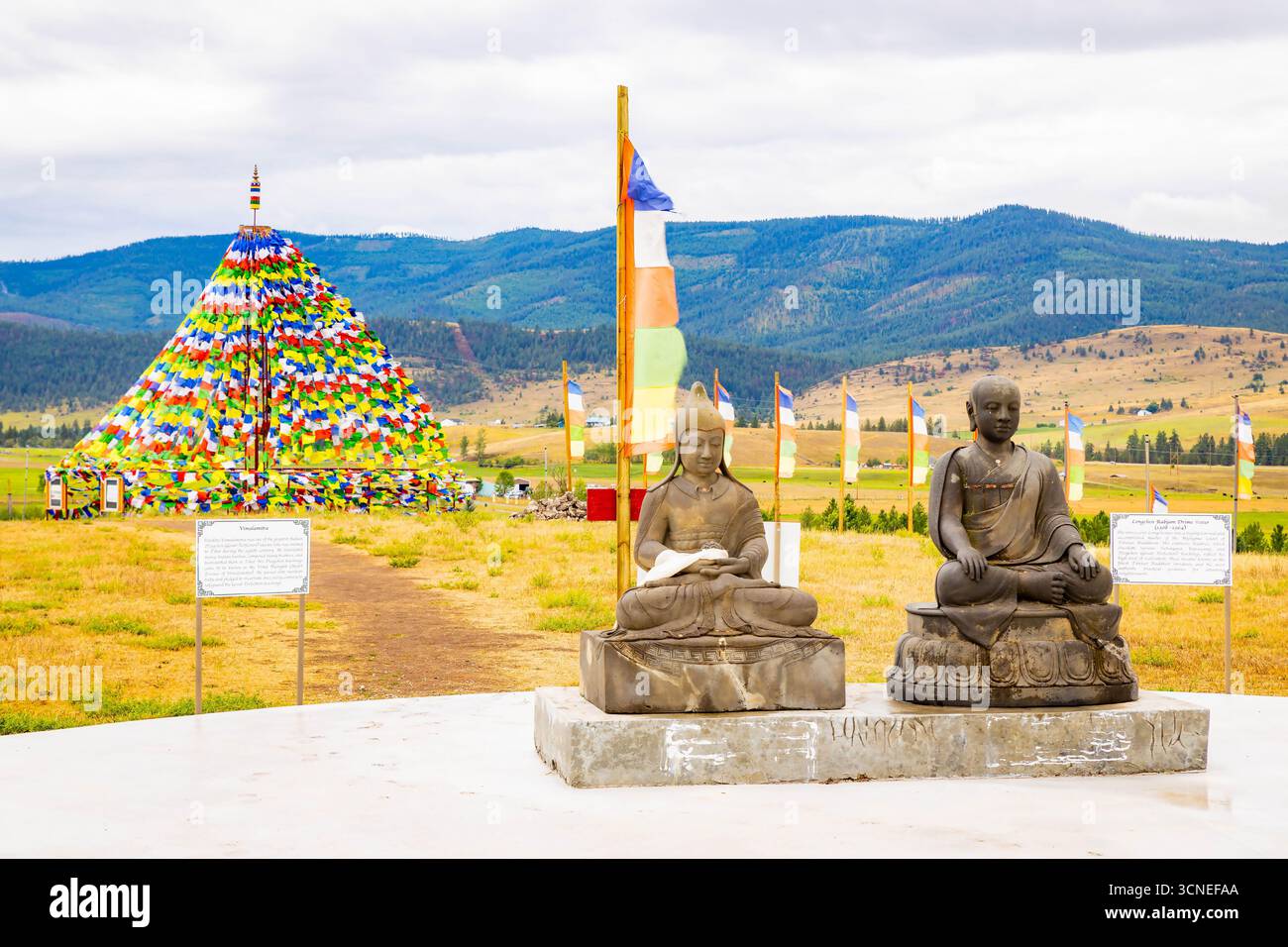 Statuen der antiken spirituellen Führer sind ein Schlüsselelement des friedlichen Gartens der 1000 Buddhas in Arlee, Montana Stockfoto