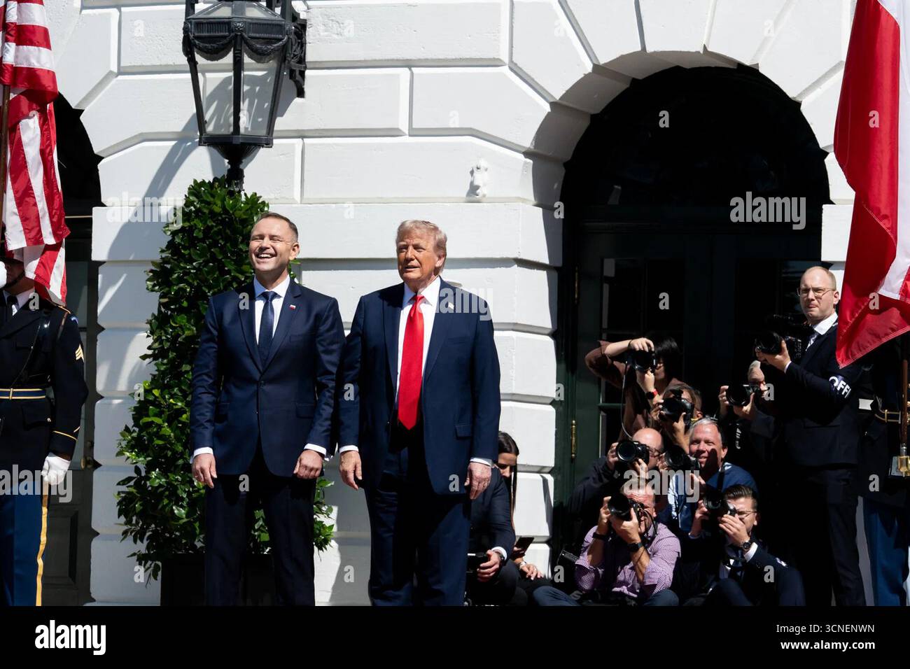 US-Präsident Donald J. Trump begrüßt den polnischen Präsidenten Karol Nawrocki am 3. September 2025 im Weißen Haus in Washington, D.C., im Vorfeld ihres Treffens zur Unterzeichnung eines Strategischen Verteidigungs- und Gedächtnispakts zwischen den USA und Polen. Bild mit freundlicher Genehmigung des Weißen Hauses. Stockfoto