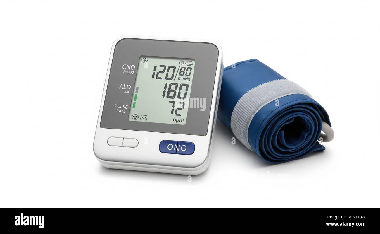 Digitales Blutdruckmessgerät auf einem sauberen weißen Hintergrund, das die Bildschirmanzeige mit Messwerten anzeigt, und die Manschette ist ordentlich daneben gerollt Stockfoto