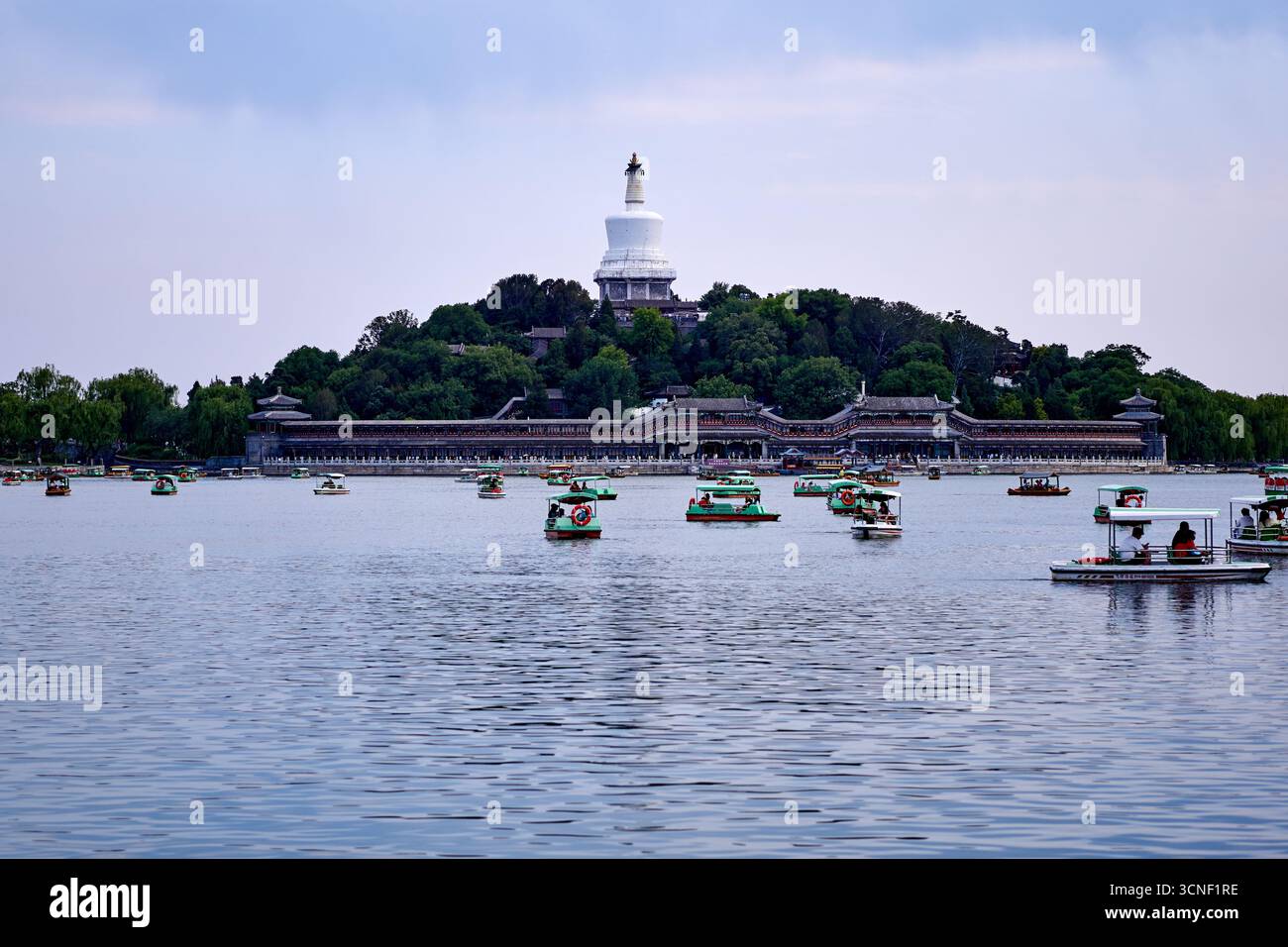 Die tibetische weiße Dagoba-Stupa auf der Jade-Blumeninsel im Beihai-Park, Peking Stockfoto