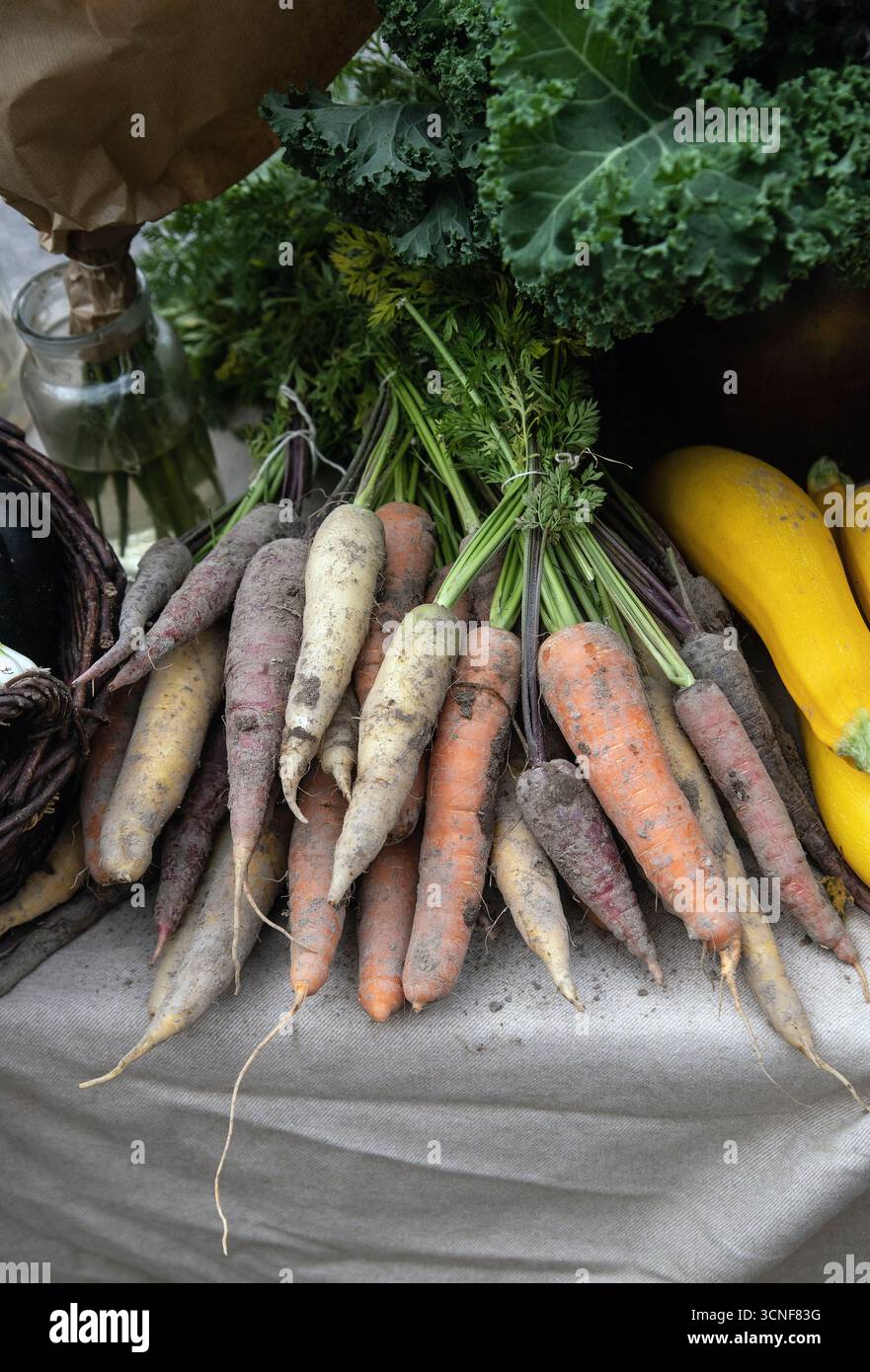 Frisches Gemüse wird auf dem schwedischen Gemüsemarkt verkauft Stockfoto