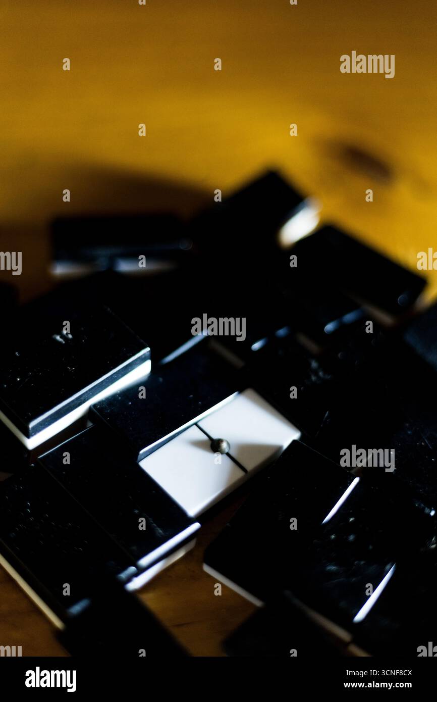 Domino-Fliesen auf dem Tisch mit der leeren Fliese nach oben Stockfoto