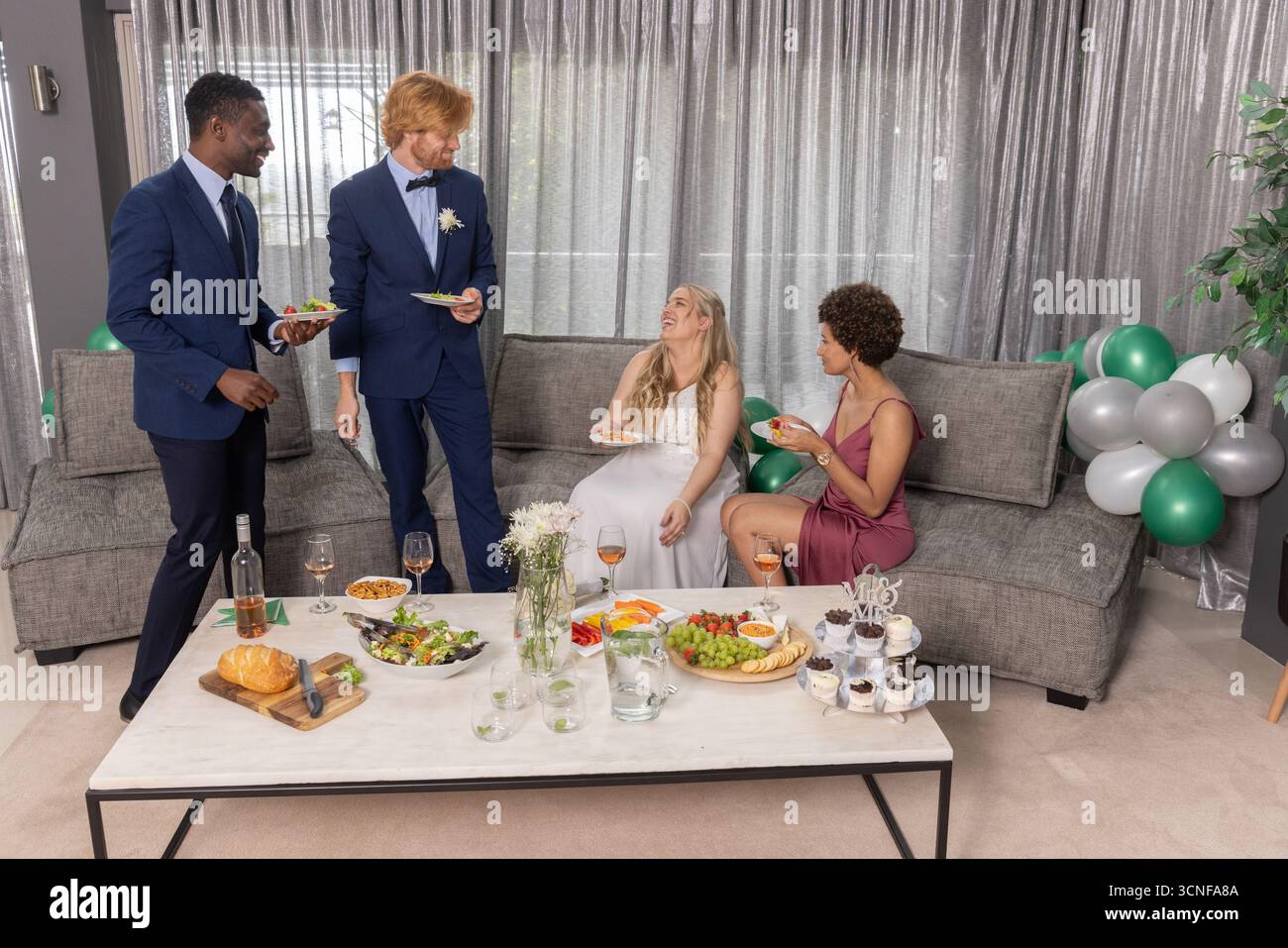 Hochzeitsfeier mit Vorspeisen am Couchtisch an der Rezeption in Hochzeitskleidung Stockfoto