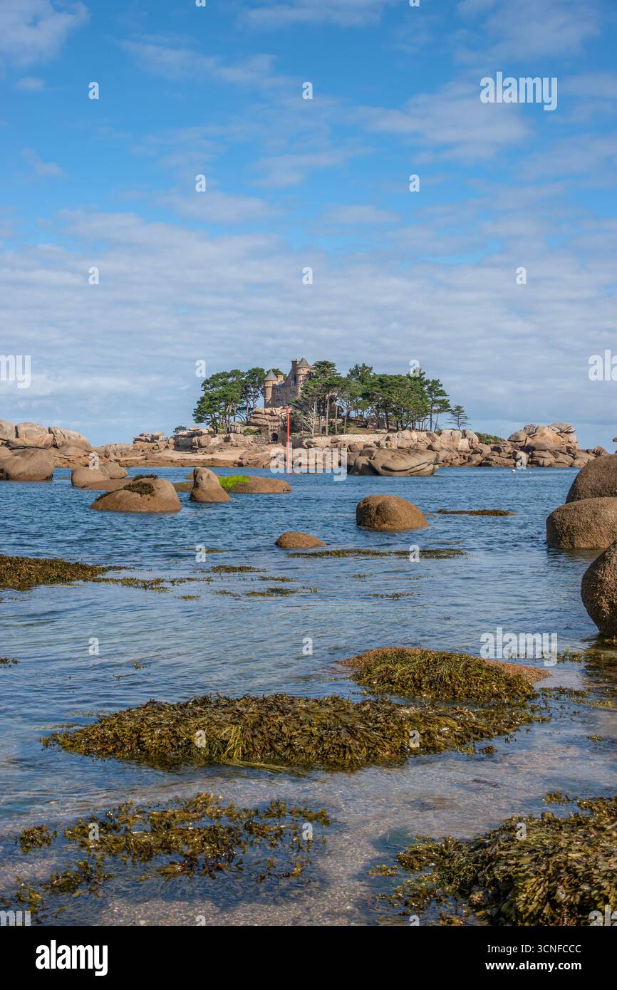 Costaeres Castle Auf Den Pink Granit Rocks In Der Bretagne Frankreich. Mittelalterliche Festung, Küstenarchitektur, Tidal Island, Granitblöcke, Französisches Erbe Stockfoto