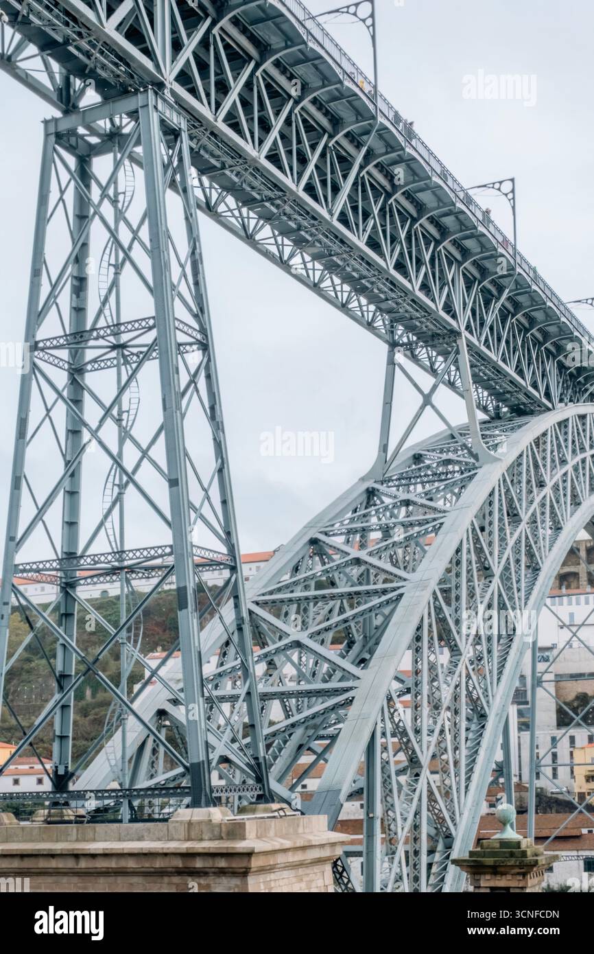 Stahlbogenbrücke mit Lattice Truss Design in Porto, Portugal. Ingenieurskunst, Hochbau, geometrische Stahlkonstruktion, Wahrzeichen, Architektur Stockfoto