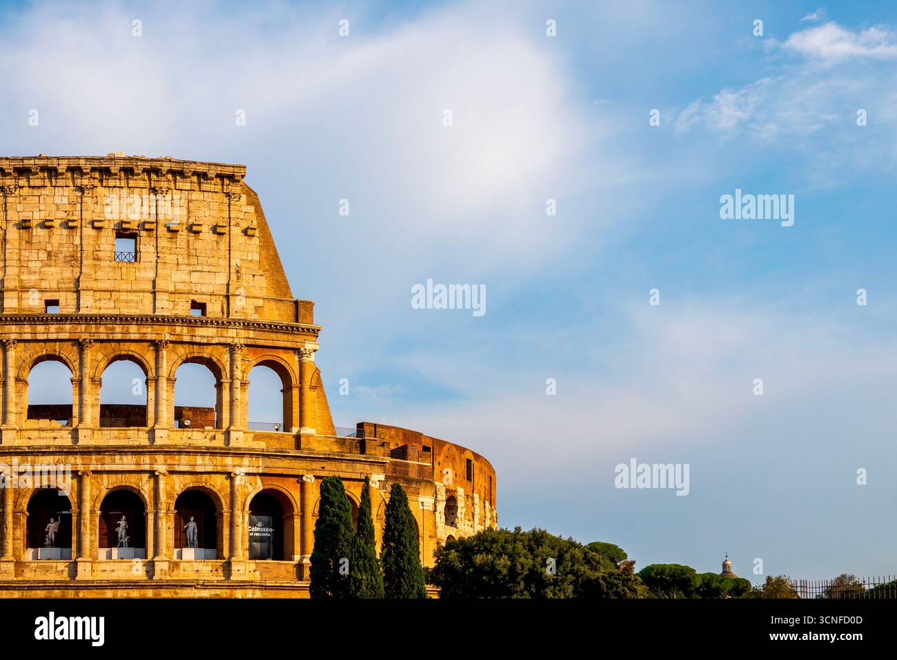 Seitenansicht des Kolosseums in Rom, Italien, in warmes Licht getaucht mit offenem Himmel für Kopierraum. Stockfoto