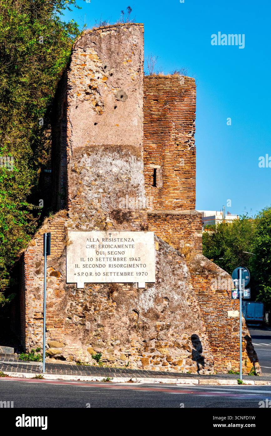 Gedenktafel an den Aurelianischen Mauern am Piazzale Ostiense zum Gedenken an den italienischen Widerstand und die Schlacht am 10. September 1943 in Rom, Italien Stockfoto