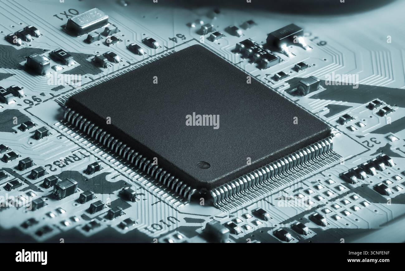 Halbleiter auf einer Leiterplatte. Makroaufnahme eines Chips, der in ein modernes elektronisches Gerät integriert ist Stockfoto