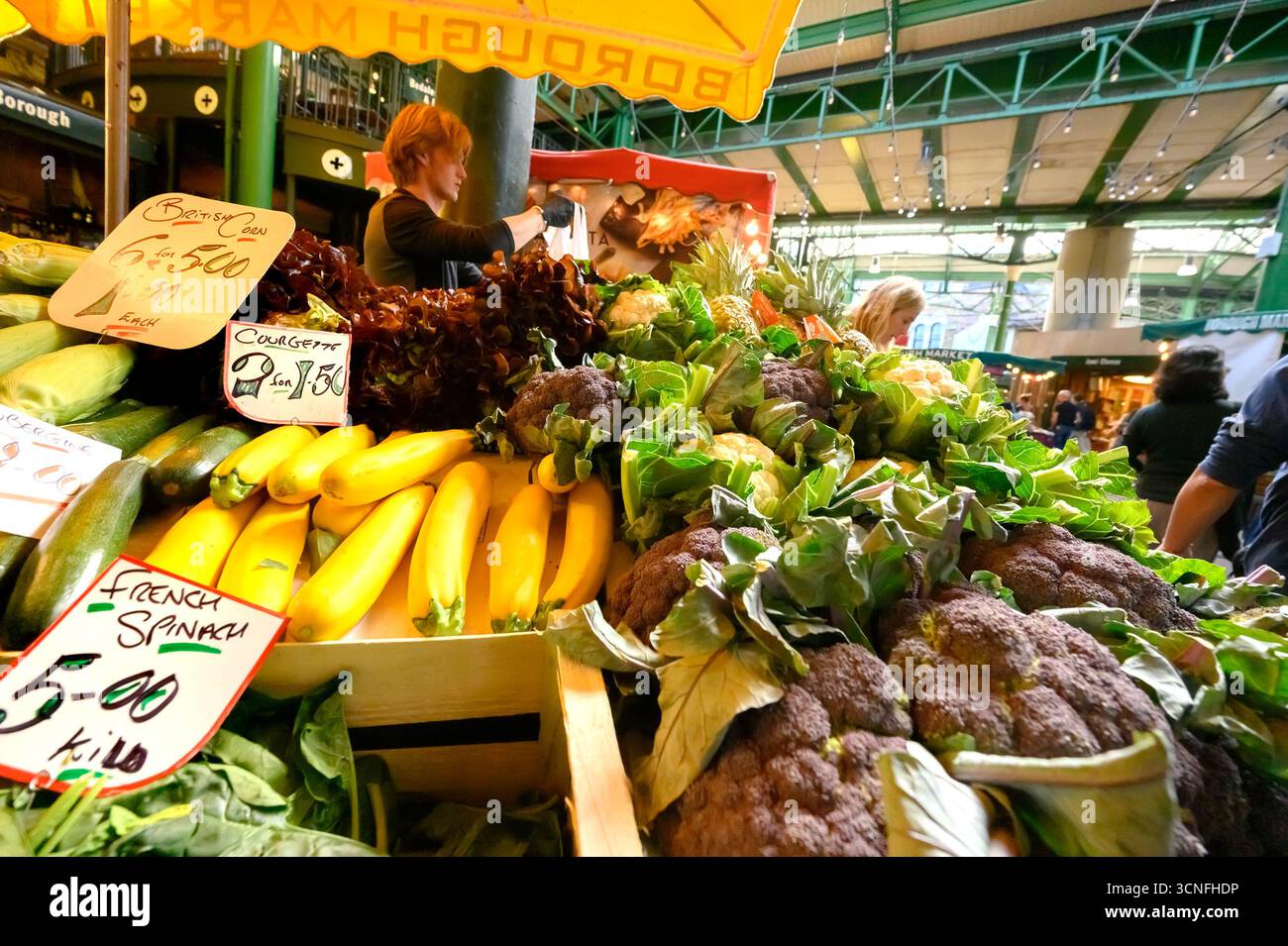 London, Großbritannien. Borough Market in Southwark. Obst- und Gemüsestand Stockfoto