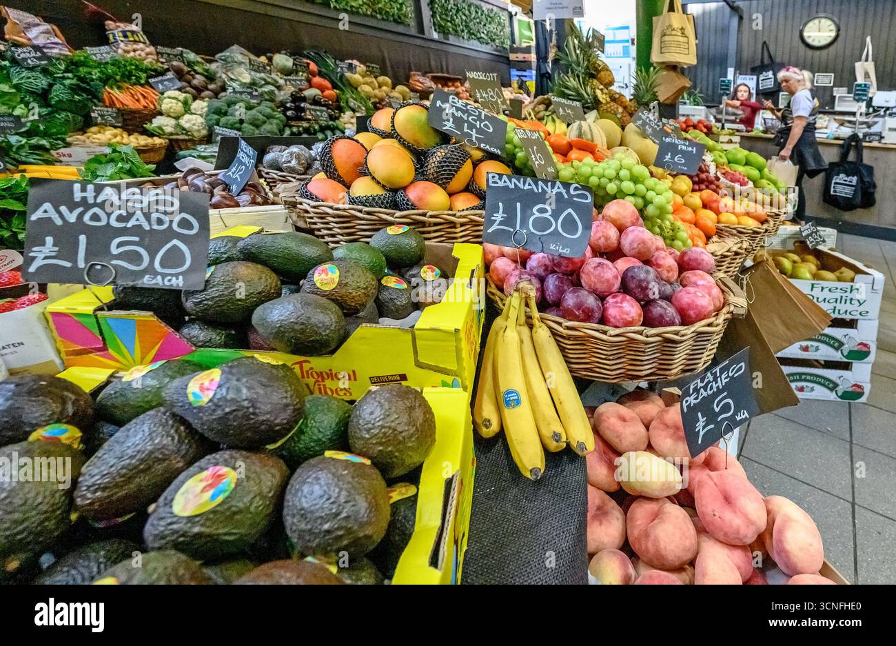 London, Großbritannien. Borough Market in Southwark. Obst- und Gemüsestand Stockfoto
