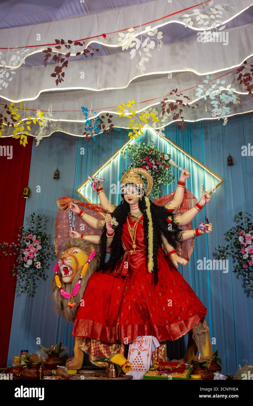 Wunderschön dekoriertes Idol der Göttin Durga während des Durga Puja Festivals Stockfoto