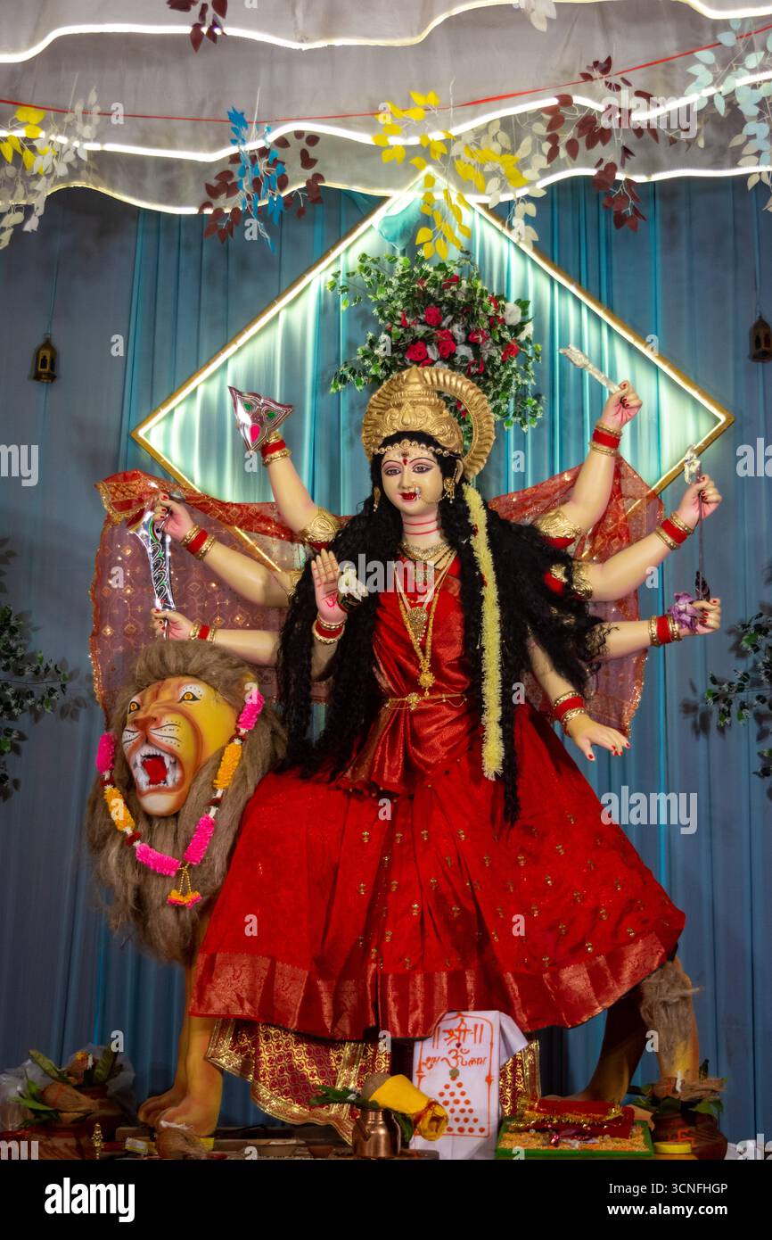 Wunderschön dekoriertes Idol der Göttin Durga während des Durga Puja Festivals Stockfoto