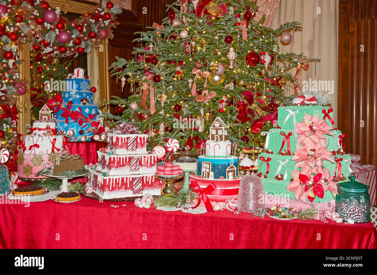 Weihnachtsdekoration, kunstvolle Kuchen, mehrschichtig, Essen, Baum dahinter, bunt, festlich, festlich, Longwood Gardens, Pennsylvania, Kennett Square, PA, W Stockfoto