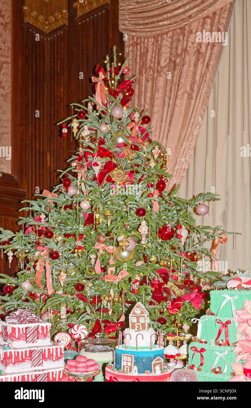Dekorierte Kuchen, mehrlagig, dekorierter Weihnachtsbaum dahinter, bunt, festlich, elegantes Zimmer, Longwood Gardens, Pennsylvania, Kennett Squar Stockfoto
