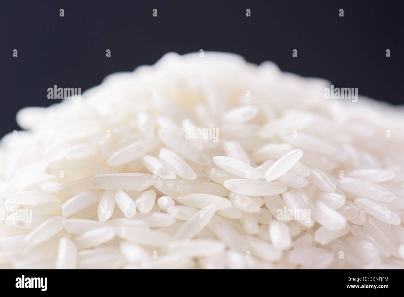Getreidekörner von Jasminreis. Makroaufnahme Stockfoto