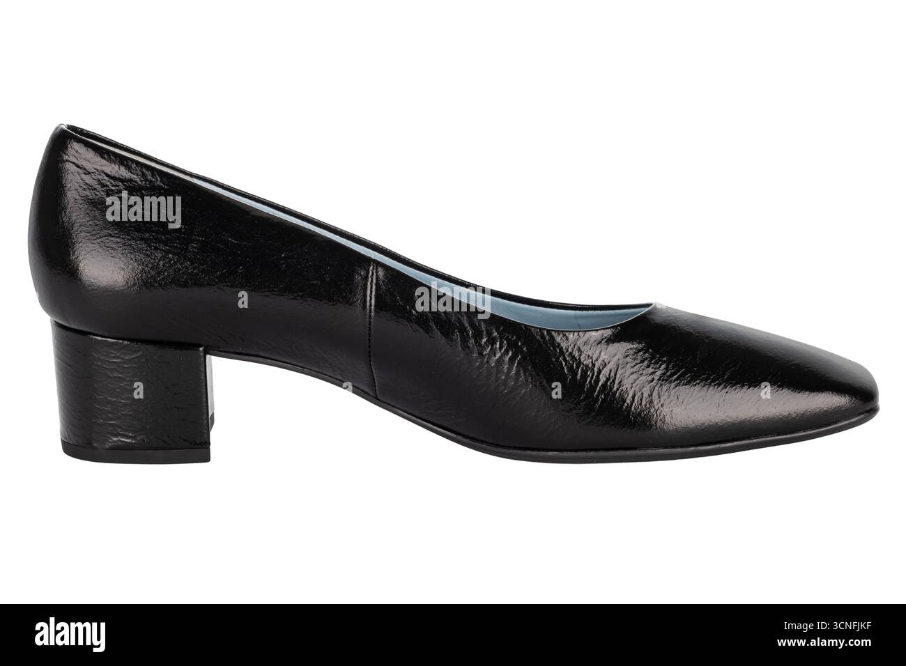 Eleganter Damenschuh mit Blockabsatz aus glänzendem schwarzem Lackleder mit niedrigem, quadratischem Absatz und schlichtem klassischem Design Stockfoto