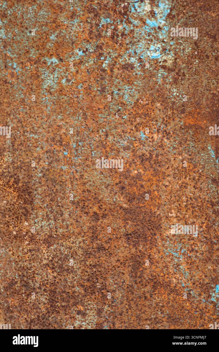 Nahaufnahme der rostigen Metalloberfläche mit braunen und blauen Flecken. Natürliche Textur von Altmetall. Stockfoto