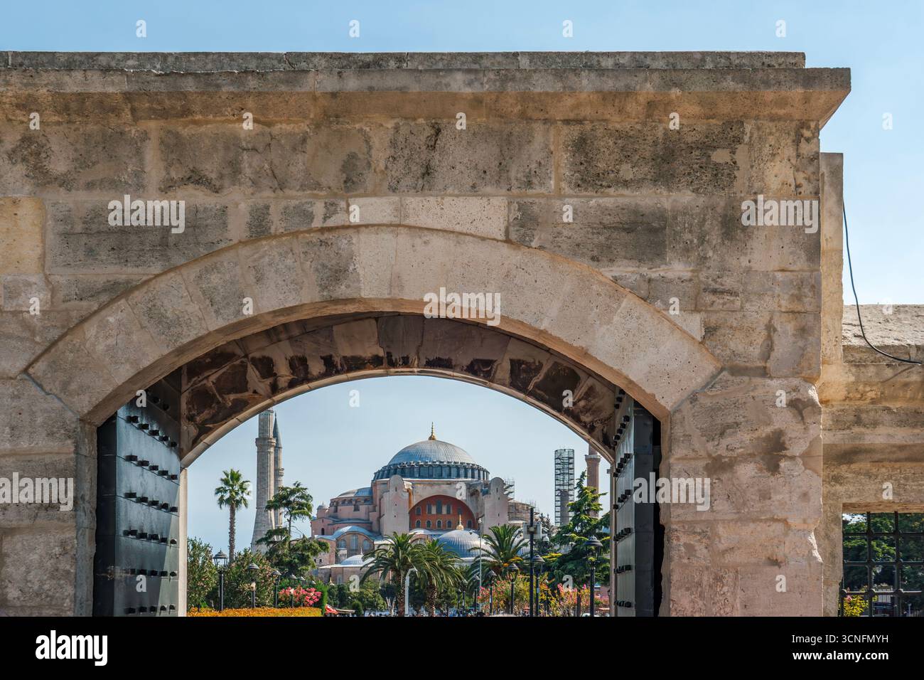 Hagia Sophia große Moschee, Blick durch den historischen Steinbogen im Sultanahmet-Viertel Istanbul. Byzantinische Architektur, osmanisches Erbe, Türkisch Stockfoto