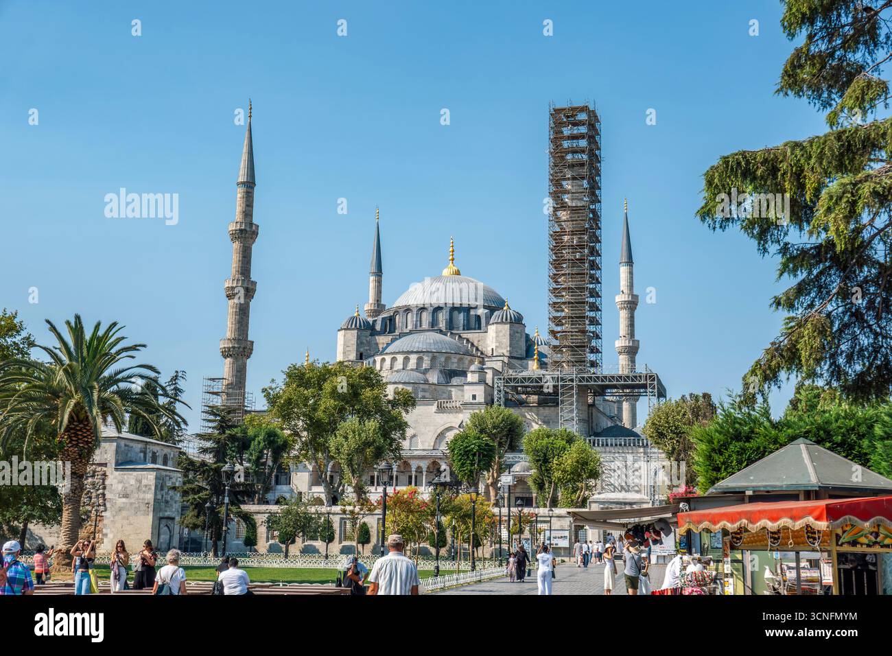Blaue Moschee Sultan-Ahmed-Moschee mit Restaurierungsgerüst auf dem Sultanahmet-Platz in Istanbul. Osmanische Architektur, sechs Minarette, türkisches Wahrzeichen Stockfoto