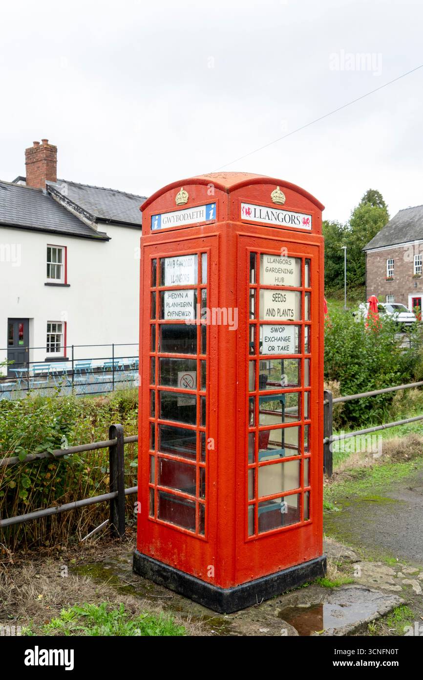 Alte redundante öffentliche rote Telefonkiosk, die als Community Exchange Point für Saatgut und Pflanzen mit Informationen in englischer und walisischer Sprache genutzt wurde Stockfoto