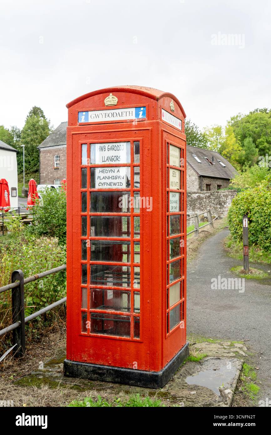 Alte redundante öffentliche rote Telefonkiosk, die als Community Exchange Point für Saatgut und Pflanzen mit Informationen in englischer und walisischer Sprache genutzt wurde Stockfoto