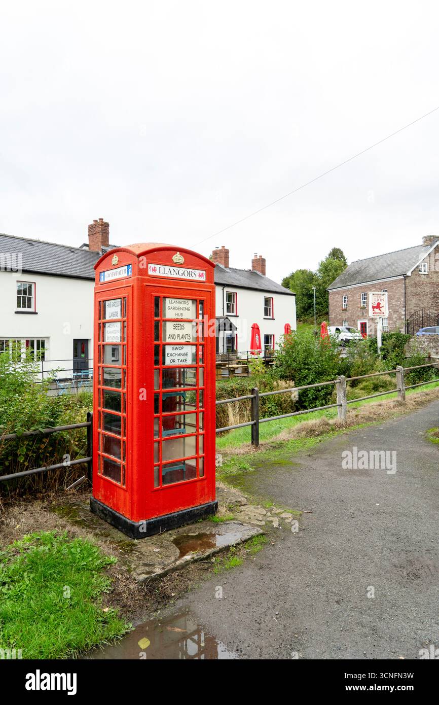 Alte redundante öffentliche rote Telefonkiosk, die als Community Exchange Point für Saatgut und Pflanzen mit Informationen in englischer und walisischer Sprache genutzt wurde Stockfoto