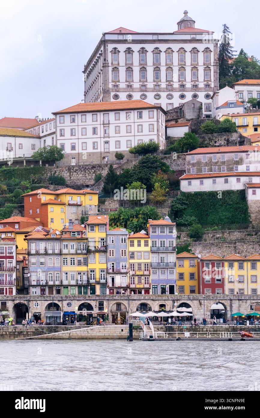 Der Bischofspalast Von Porto Überblickt Von Den Oberen Terrassen Aus Die Farbenfrohen Ribeira-Häuser. Barocke Religiöse Architektur, Hillside Development, Layered Urban Stockfoto