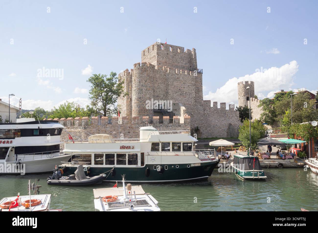 Wahrzeichen am Wasser die zeitlosen Steinmauern der Burg anadoluhisarı am bosporus Stockfoto