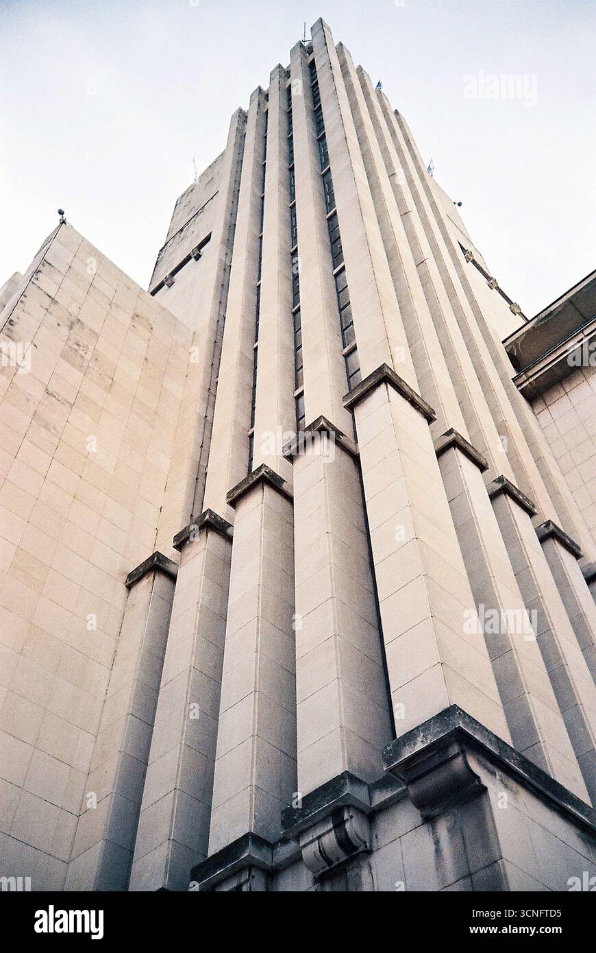 Analoge Fotografie des Gebäudes der Baninsula in Novi Sad, Serbien. Ein monumentales Beispiel modernistischer Architektur der Zwischenkriegszeit, aufgenommen mit Filmkorn und Stockfoto