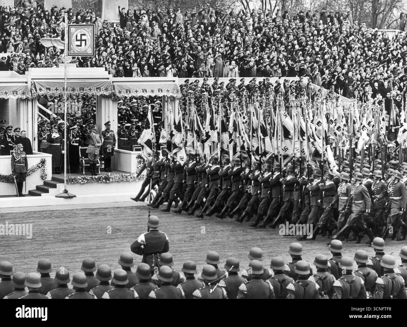 Nazi-Parade – Feierlichkeiten zum 50. Geburtstag des Reichskanzlers Adolf Hitler 1939 in Berlin. Nazi-Symbole, Fahnen und Banner sind sichtbar Stockfoto