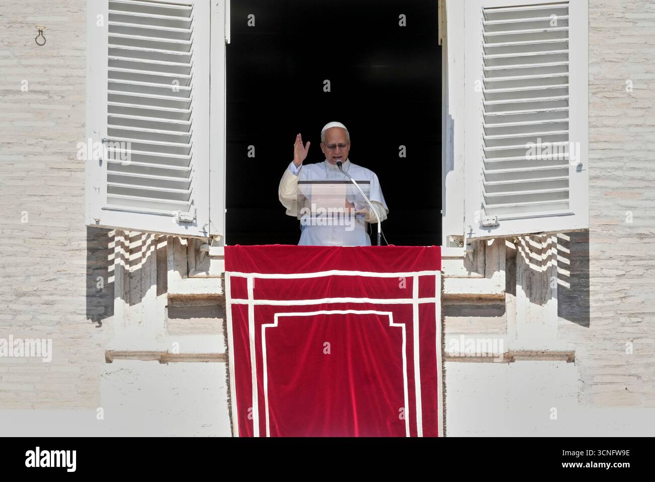 Pope Leo XIV delivers his speech as he recites the Angelus noon prayer from the window of his studio overlooking St.Peter's Square, at the Vatican, Sunday, Sept. 21, 2025. (AP Photo/Andrew Medichini) Stockfoto