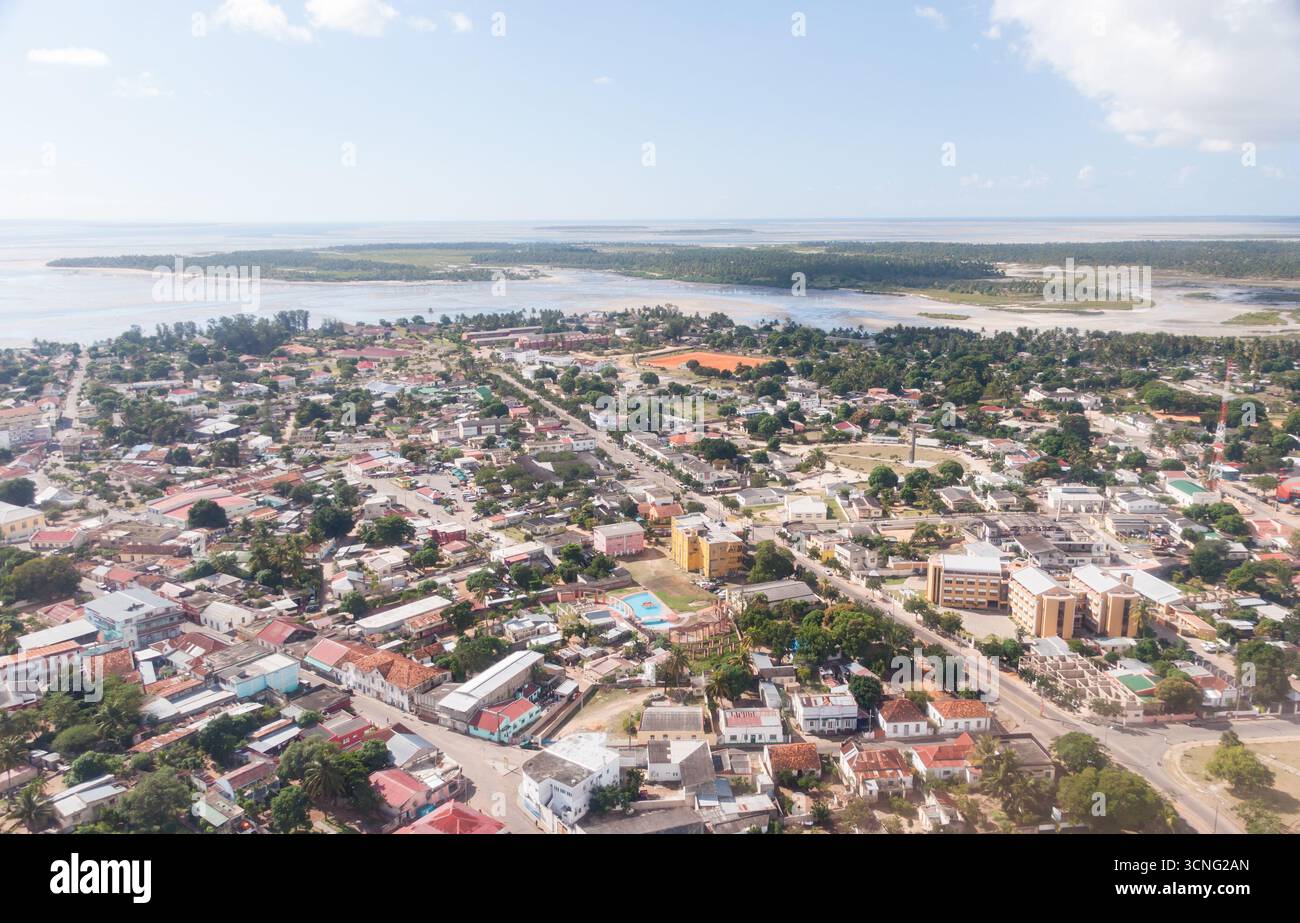 Maxixe, Mosambik - 26. Mai 2012: Luftaufnahme der mosambikanischen Stadt Maxixe. Stockfoto