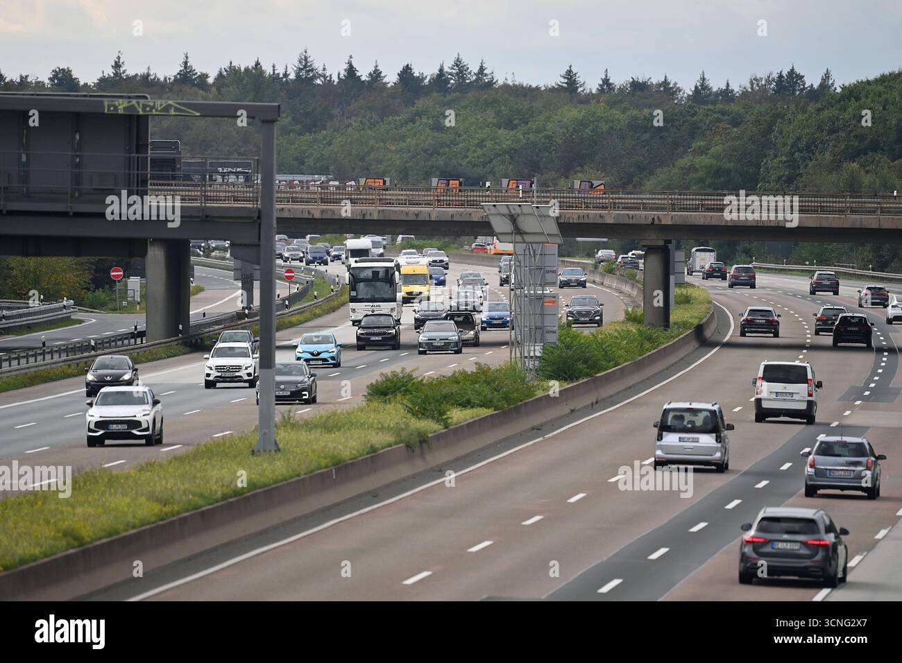 Fliessender Verkehr auf der Autobahn A5 vor dem Frankfurter Kreuz,Verkehr,Strassenverkehr *** fließender Verkehr auf der Autobahn A5 vor dem Frankfurter Kreuz,Verkehr,Straßenverkehr Stockfoto