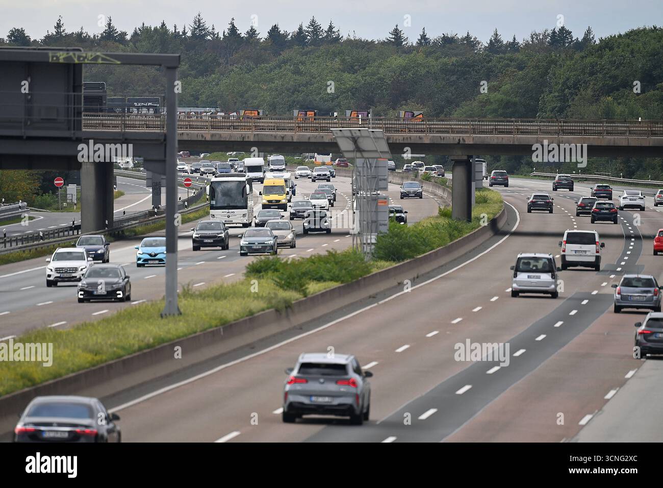 Fliessender Verkehr auf der Autobahn A5 vor dem Frankfurter Kreuz,Verkehr,Strassenverkehr *** fließender Verkehr auf der Autobahn A5 vor dem Frankfurter Kreuz,Verkehr,Straßenverkehr Stockfoto