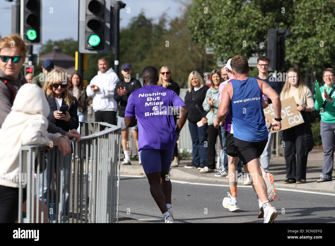 Ipswich, Großbritannien. September 2025. Beim lächelnden Gowen Ipswich Halbmarathon laufen Tausende von Teilnehmern durch die Stadt und sammeln darüber hinaus Spenden für gute Zwecke. Hunderte von Zuschauern säumten die Strecke in der Stadt, um die Läufer anzufeuern. Quelle: Eastern Views/Alamy Live News Stockfoto
