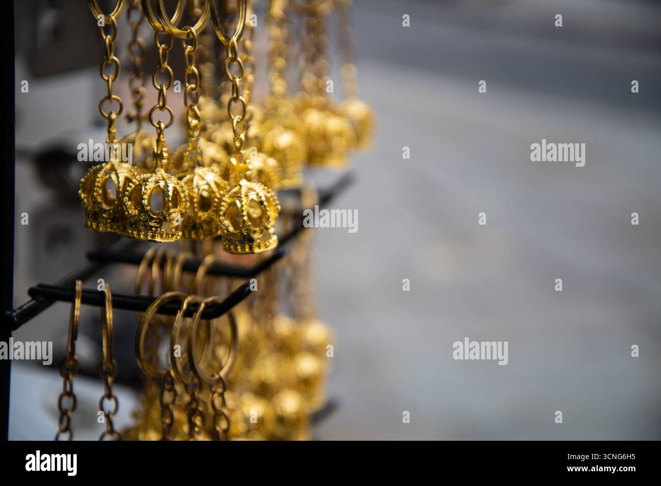 Schlüsselanhänger mit goldener Krone vor einem Londoner Souvenirladen, die Königsfamilie und britische Kultur symbolisieren. Stockfoto