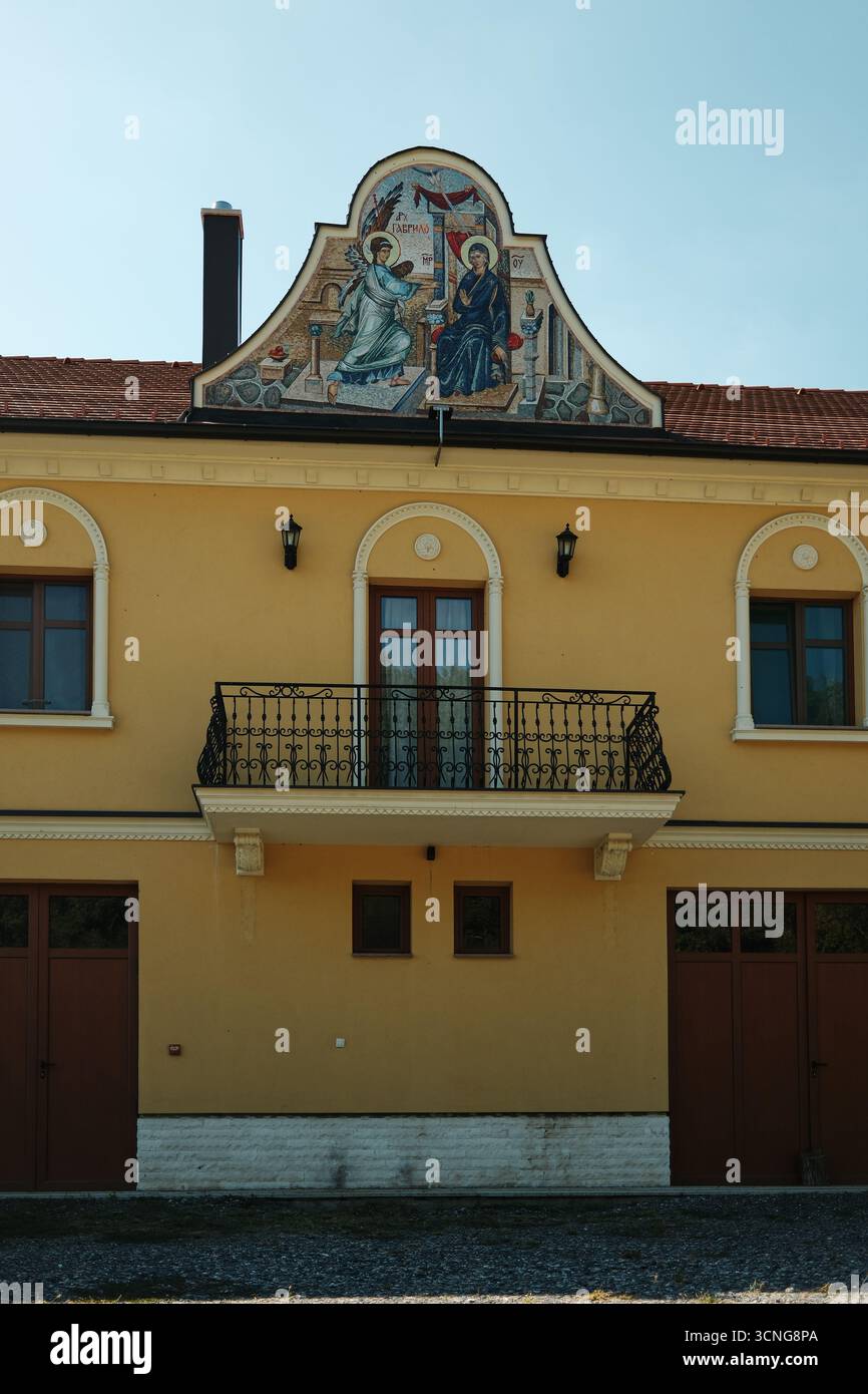 Nahaufnahme von Mosaikkunstwerken über dem Balkon im Kloster Grgeteg, Nationalpark Fruska Gora. Serbien Land. Stockfoto