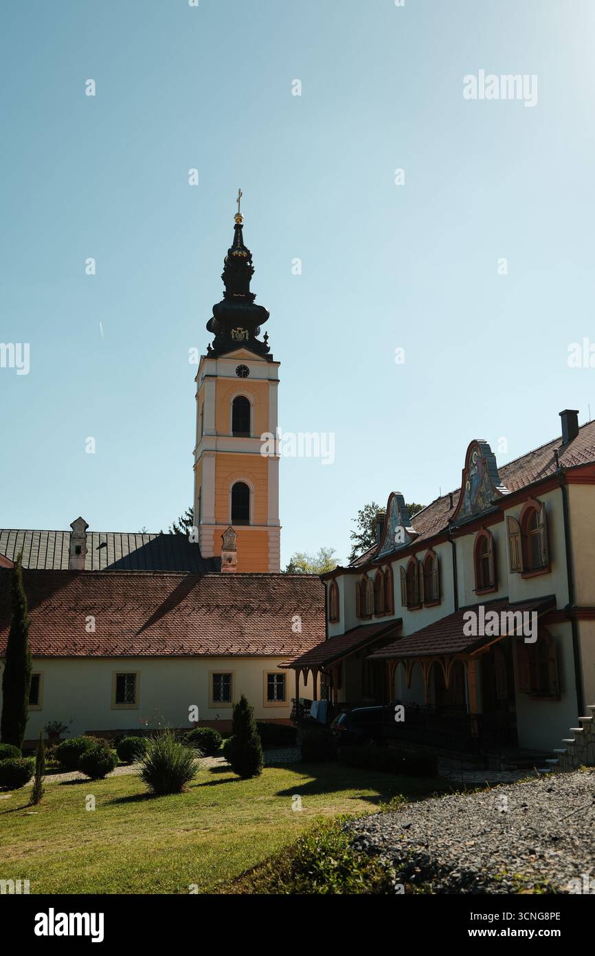 Klosterturm und historische Architektur des Klosters Grgeteg im Nationalpark Fruska Gora. Serbien Land. Stockfoto