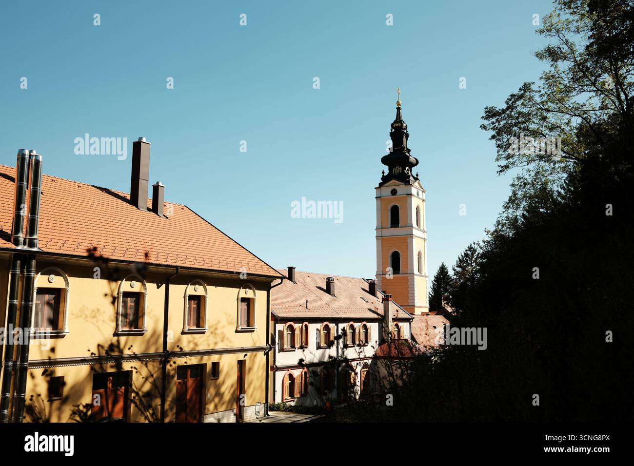 Malerischer Blick auf den Turm des Klosters Grgeteg und die Gebäude unter klarem blauem Himmel im Fruska Gora Nationalpark. Serbien Land. Stockfoto
