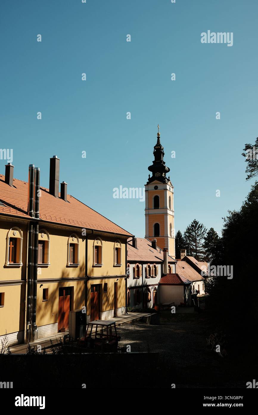 Malerischer Blick auf den Turm des Klosters Grgeteg und die Gebäude unter klarem blauem Himmel im Fruska Gora Nationalpark. Serbien Land. Stockfoto