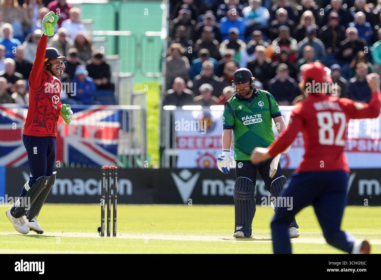 England Wicket Keeper Jos Buttler (links) appelliert erfolgreich um einen Fang, um den Irren Paul Stirling (Mitte) während des dritten Men's International Twenty20 Matches im Malahide Cricket Club in Dublin, Irland, zu entfernen. Bilddatum: Sonntag, 21. September 2025. Stockfoto