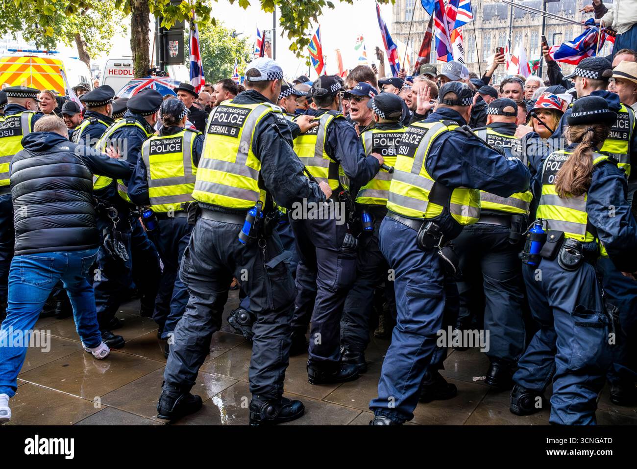 Die Polizei schiebt die Menschenmassen zurück bei der Rallye Unite the Kingdom, die vom Rechtsaktivist Tommy Robinson, London, Großbritannien, organisiert wurde. Stockfoto