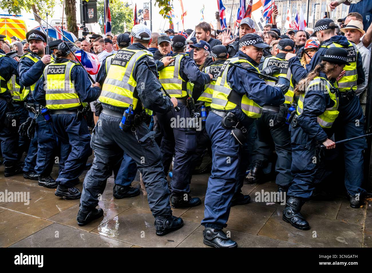 Die Polizei schiebt die Menschenmassen zurück bei der Rallye Unite the Kingdom, die vom Rechtsaktivist Tommy Robinson, London, Großbritannien, organisiert wurde. Stockfoto