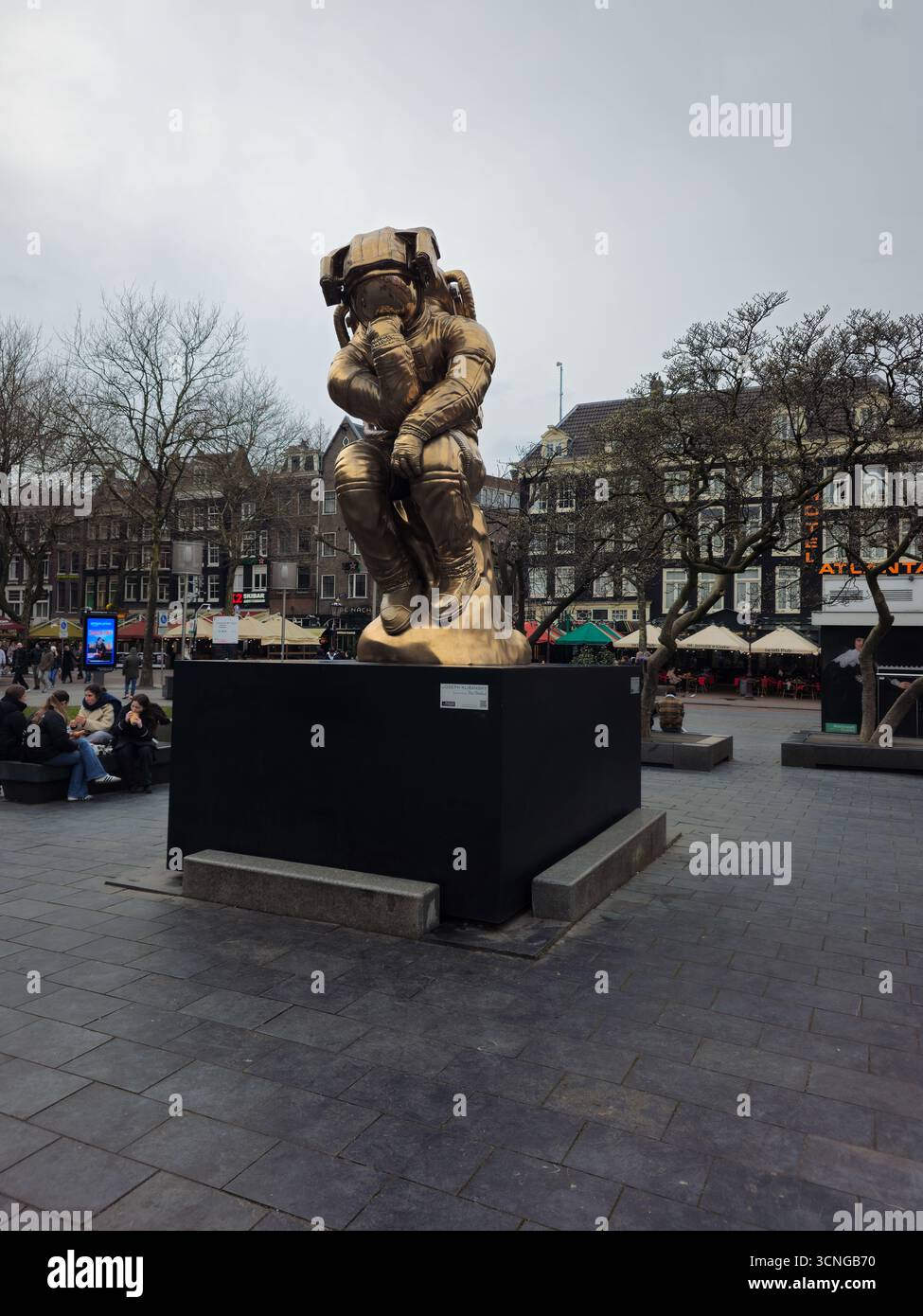 Goldene Astronauten-Statue, Denker-Statue auf dem rembrandt-Platz in amsterdam, niederlande, an einem bewölkten Tag. Amsterdam Niederlande Stockfoto